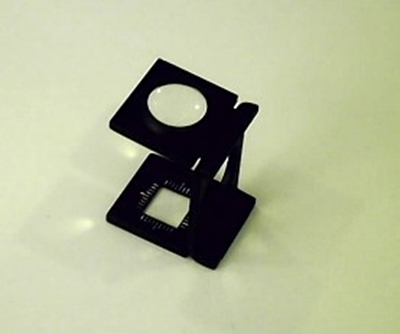 Foto de LUPA CUENTAHILOS 10 x 10 NEGRA DE 9 AUMENTOS