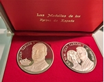 Foto de REYES DE ESPAÑA JUAN CARLOS y SOFIA -2 Medallas