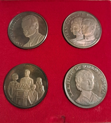 Foto de EL REY y LA FAMILIA REAL Estuche 4 MEDALLAS